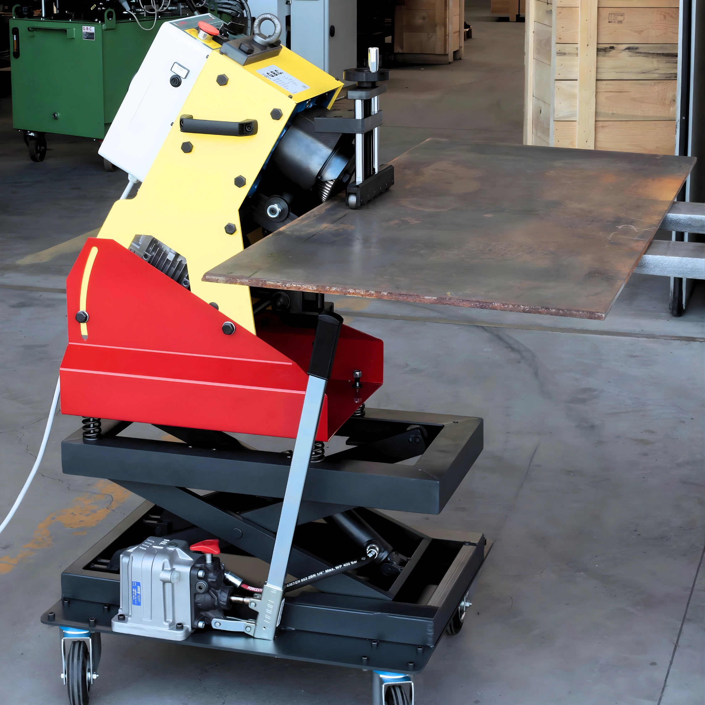 GBC Challenge 15 plåtfasmaskin som fasar större plåt i verkstadsmiljö.