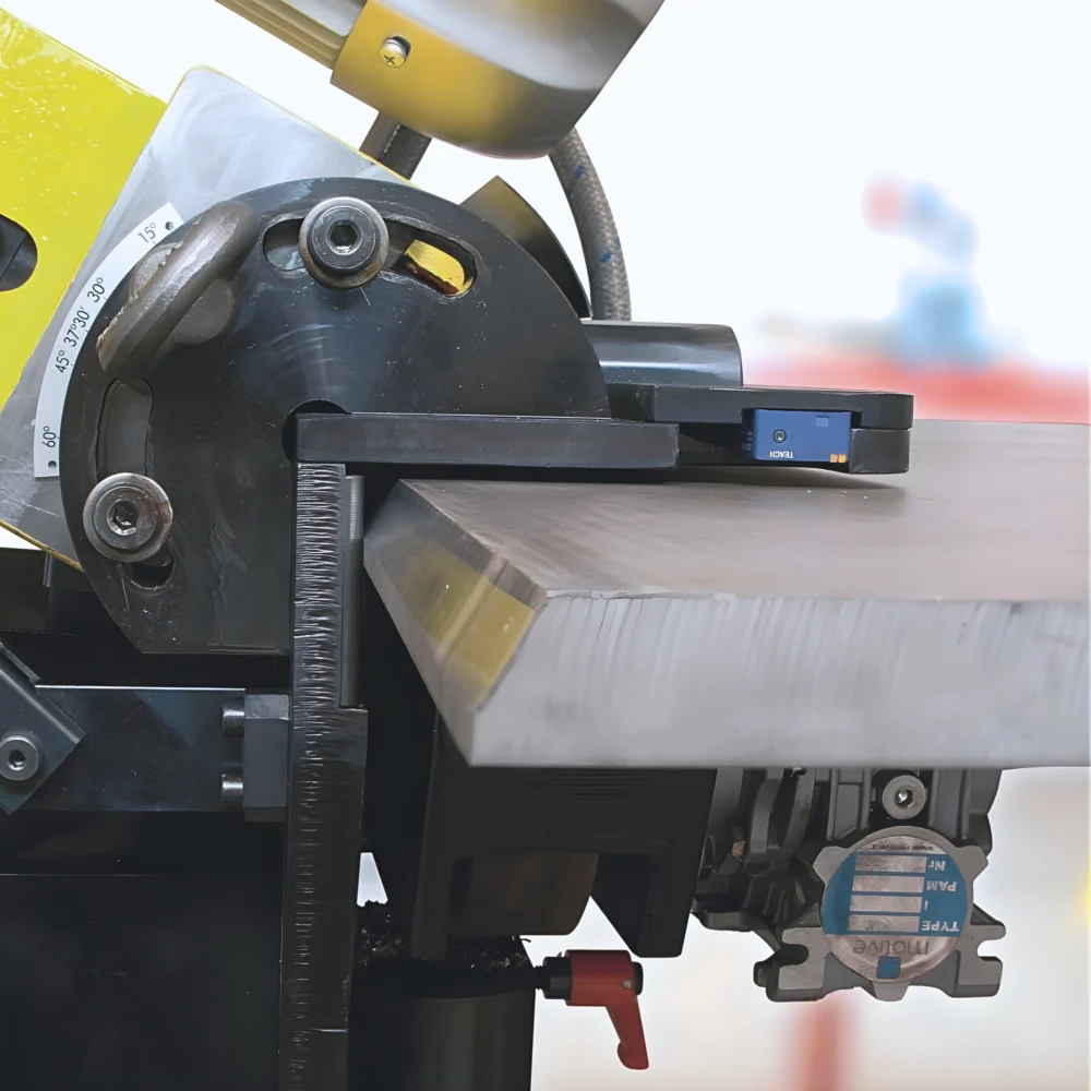 GBC Compact Edge i arbete – stabil och kontrollerad kantfasning av plåt.