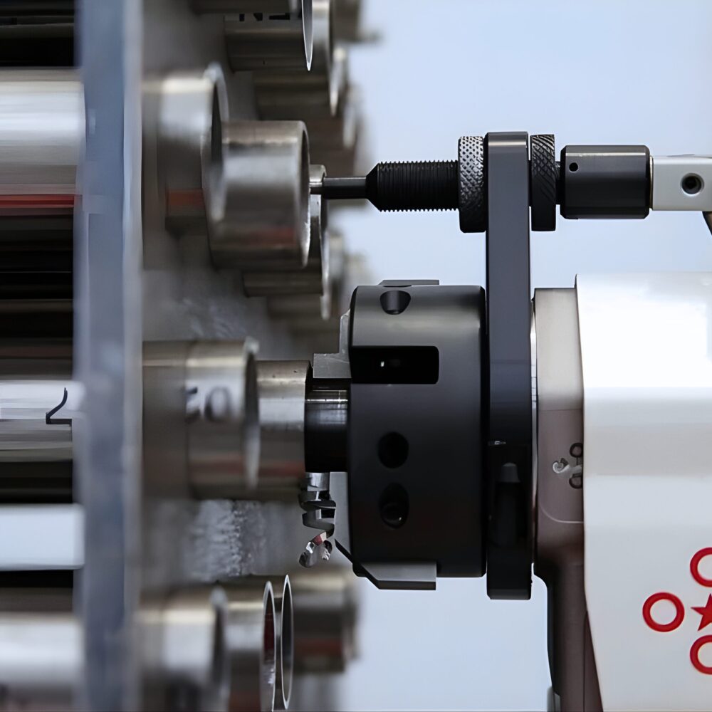 Automatisk rörfasmaskin Mini Auto Compact vid bearbetning av rör i värmeväxlare, med pneumatisk fastspänning och automatisk matning.