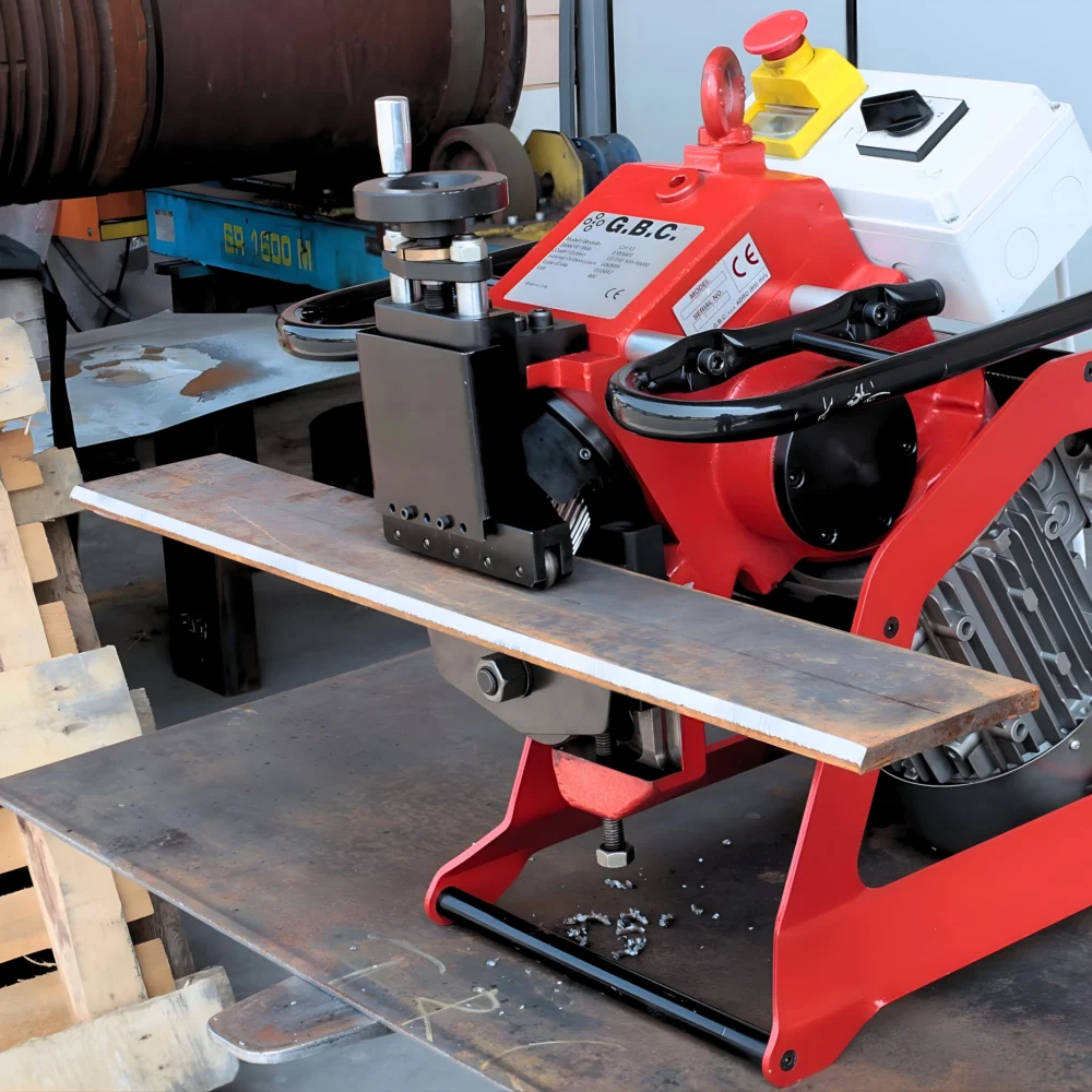 GBC Challenge 12 plåtfasmaskin i arbete vid fasning av plåt i verkstadsmiljö.