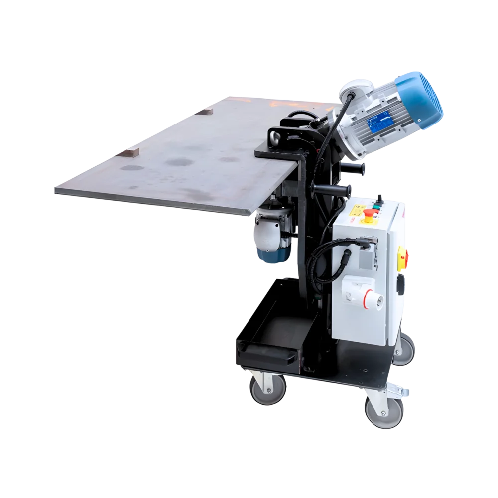 Självmatande kantfasmaskin BASIC EDGE 50 med arbetsbord för fogberedning av plåt i industriell produktion.