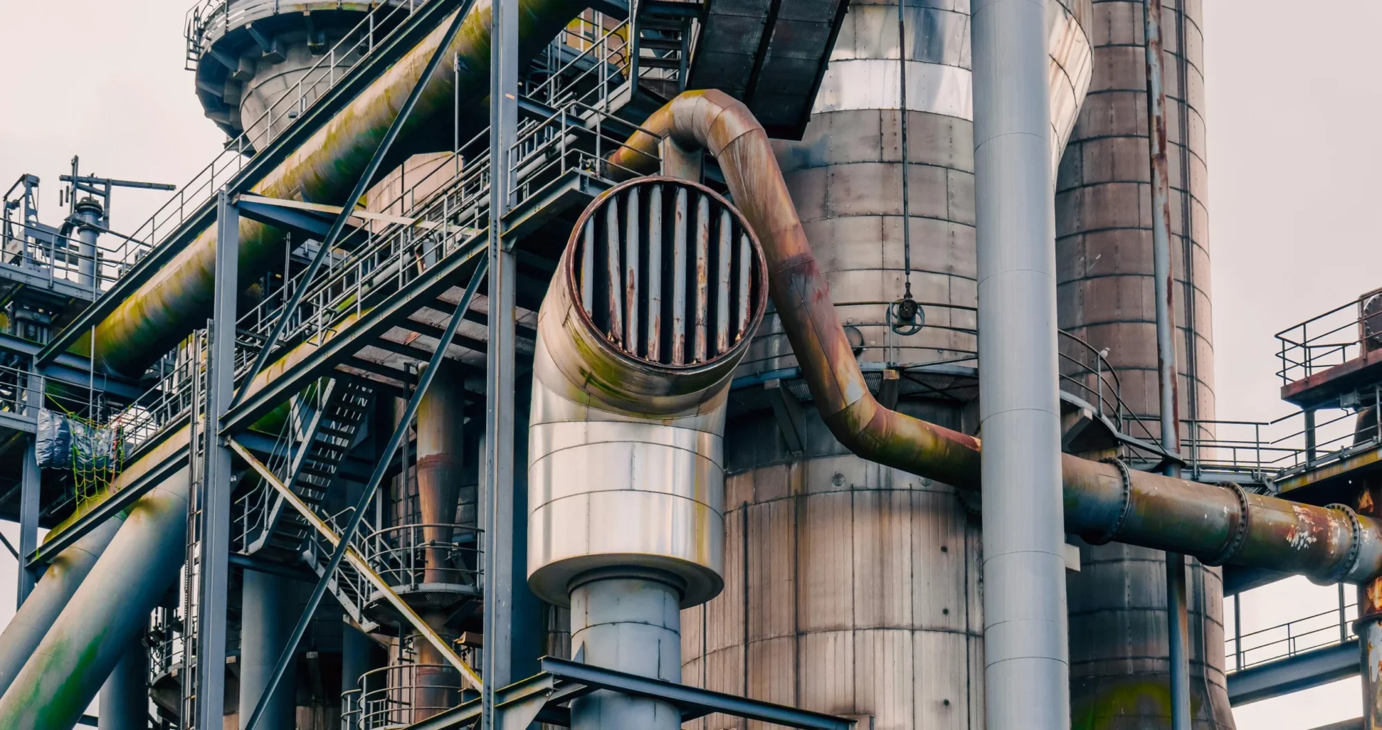 Industriell processanläggning med rörsystem, tankar och teknisk utrustning