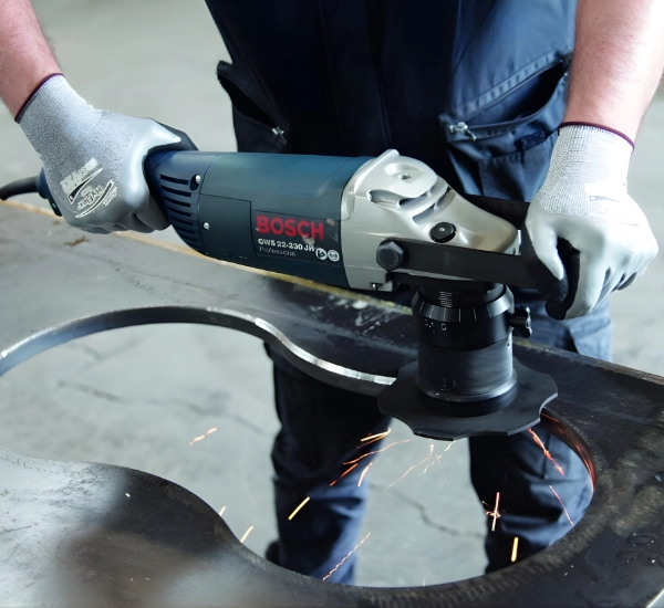 Handhållen kantfasmaskin från Bosch som fasar plåt för fogberedning inför svetsning.