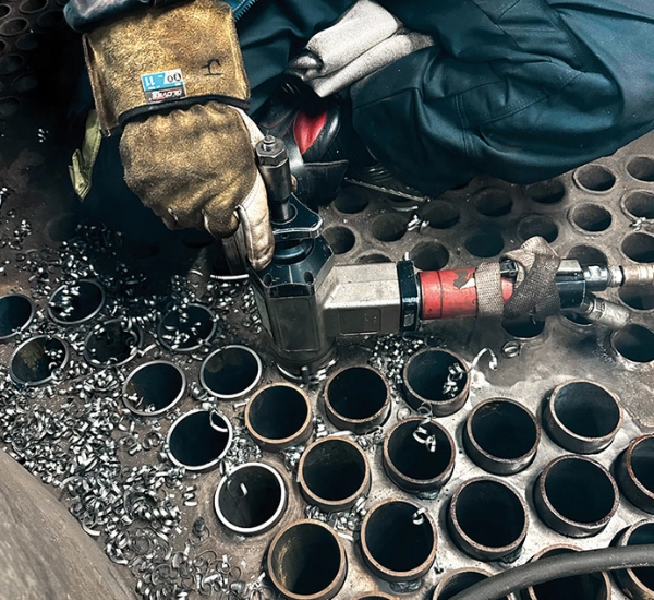 Rörfasmaskin som fräser bort svetsförband vid omtubning av panna.