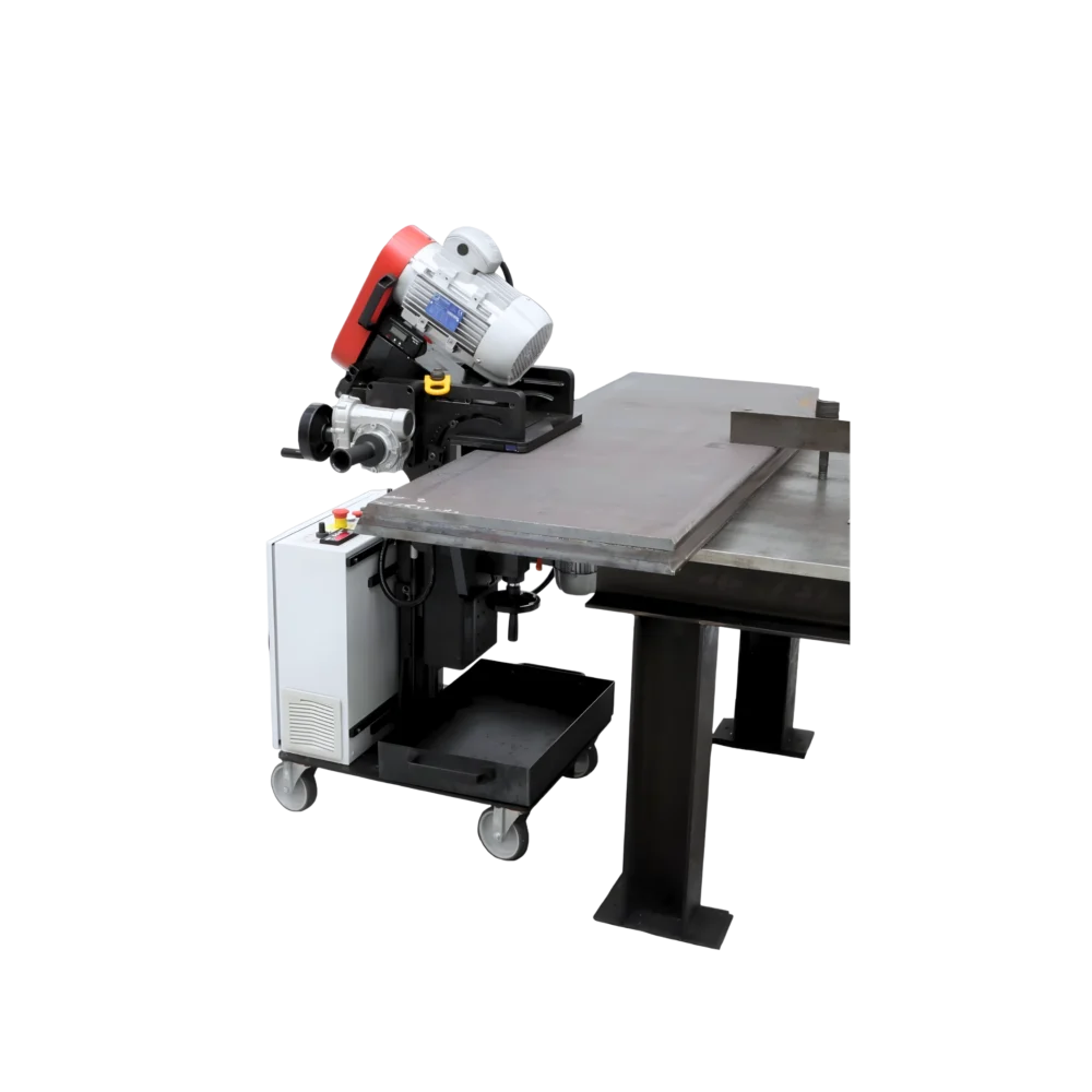 Multi Edge plåtfasmaskin i arbete vid fogberedning av tjock plåt på arbetsbord.