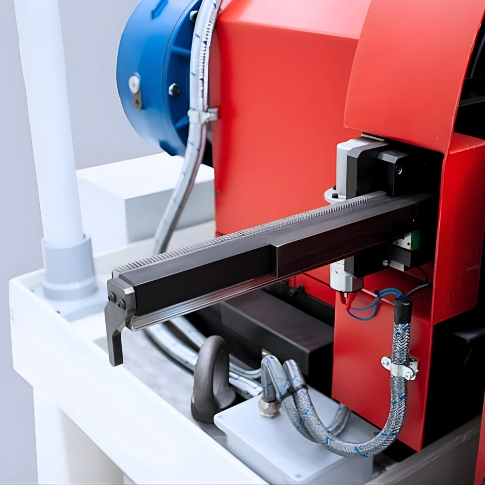 Detaljvy av SB500 rörfasmaskin med automatiskt matnings- och verktygssystem