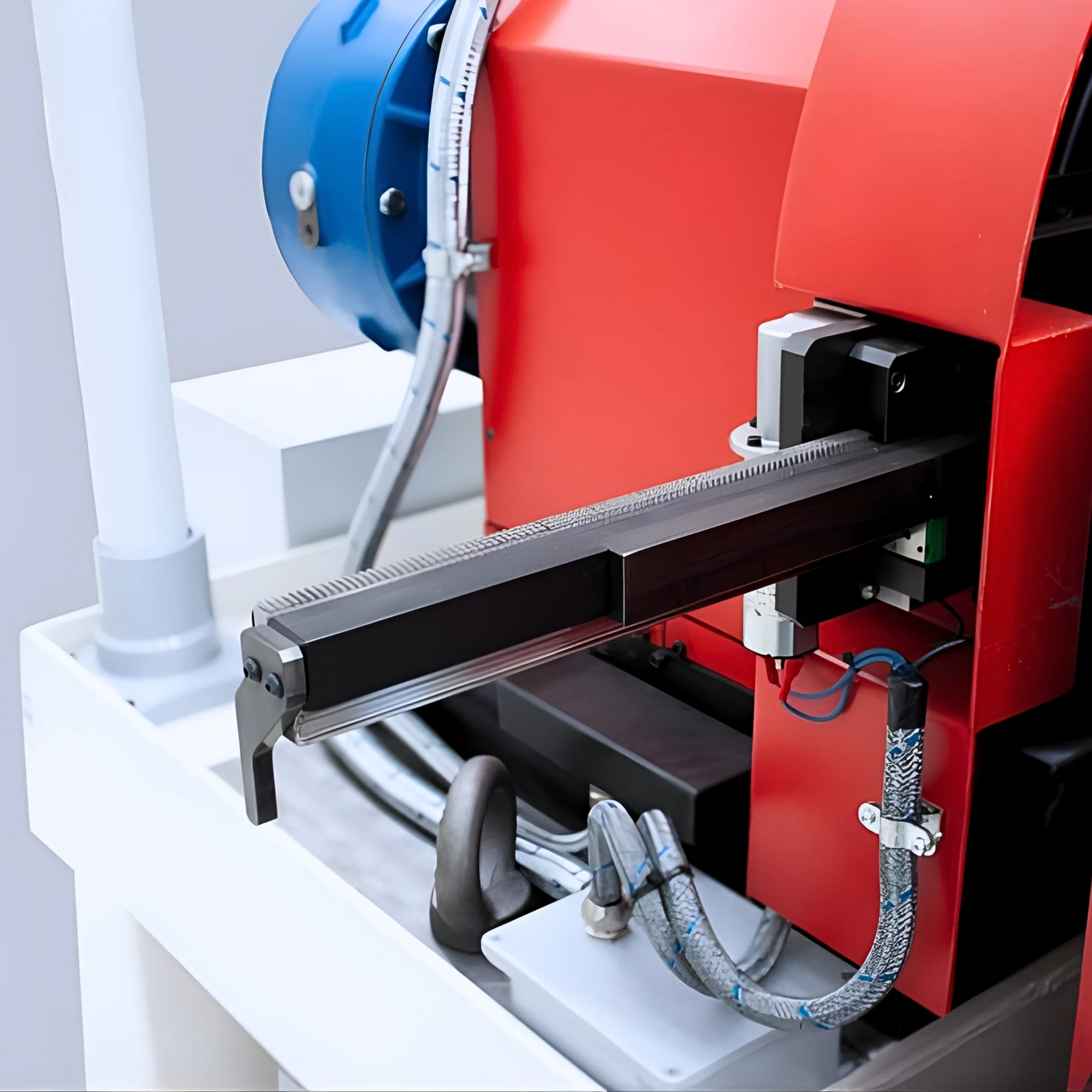 Detaljvy av SB500 rörfasmaskin med automatiskt matnings- och verktygssystem