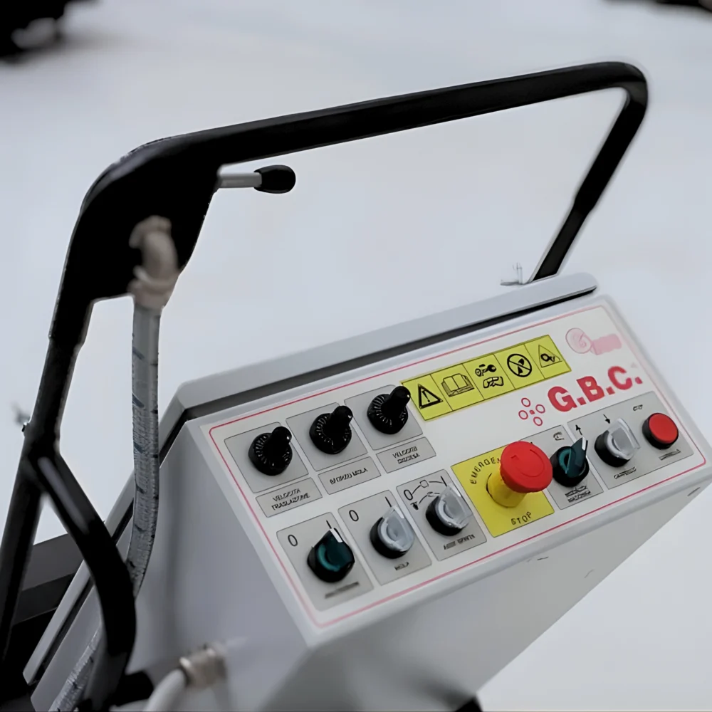 Manöverpanel på fogslipmaskin G300 med reglage, nödstopp och ergonomiskt handtag.