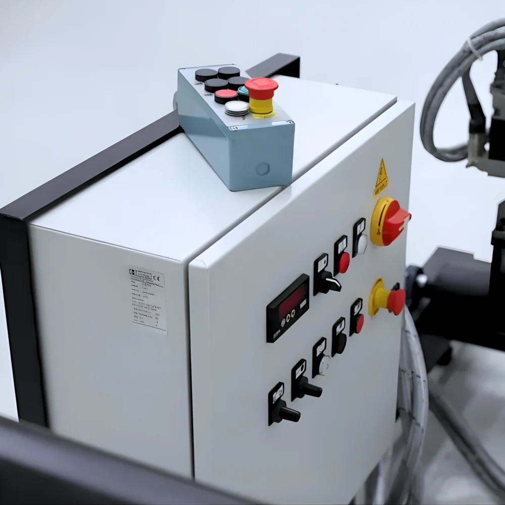 Manöverskåp med reglage och nödstopp på fogslipmaskin G400.