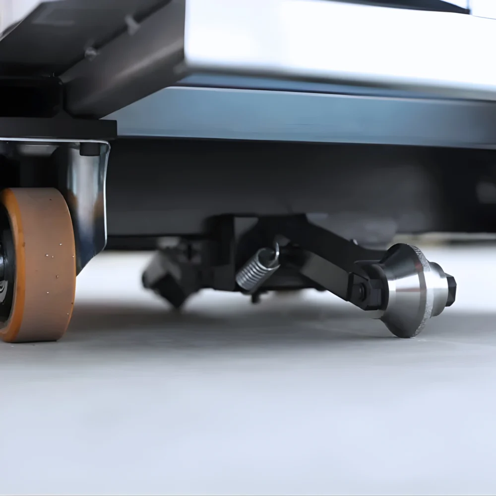 Undersida på fogslipmaskin G300 med guidande enhet och stödhjul för stabil fogslipning.