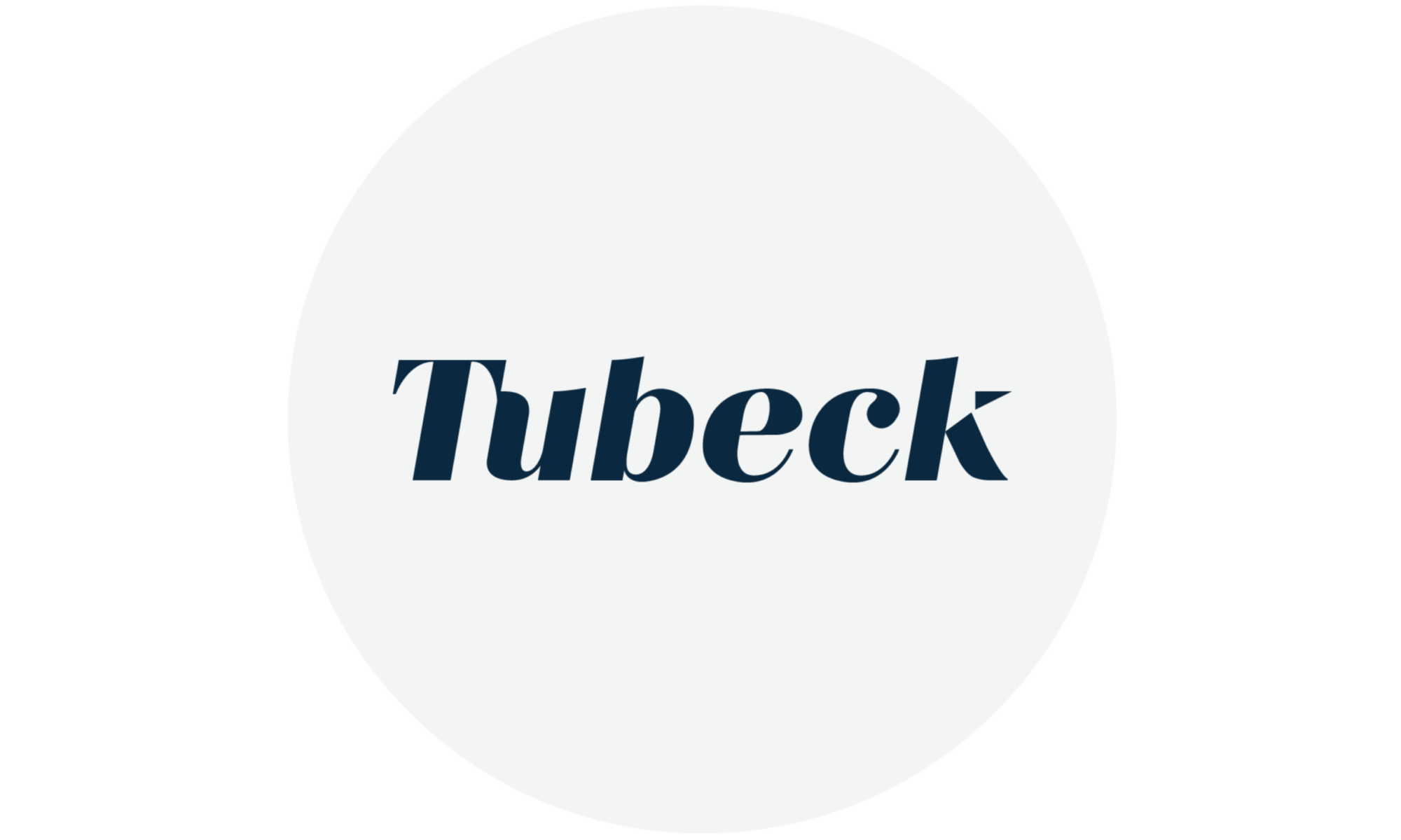 Tubeck logotyp i mörkblå färg med cirkelformad symbol och texten ”Tubeck”.