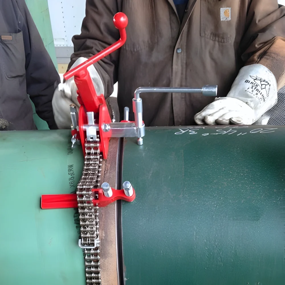 Enkel kedjeklämma för rörinriktning som används för att rikta och fixera rör och rörböjar vid svetsning