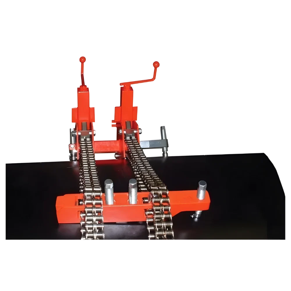 Dubbel kedjeklämma med två jackbars monterad runt rör för exakt inriktning och riktning vid svetsning.