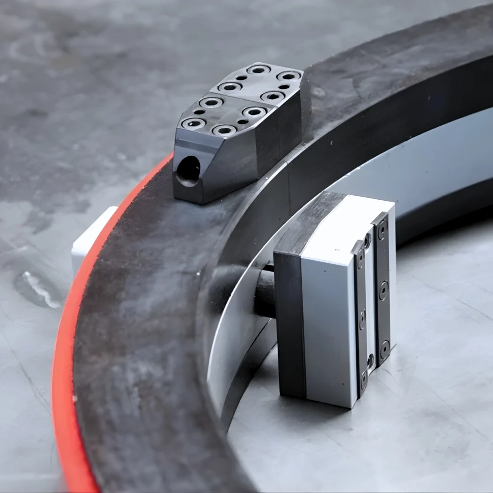 Självcentrerande låssystem på rörkapsmaskin FAST för stabil och exakt montering