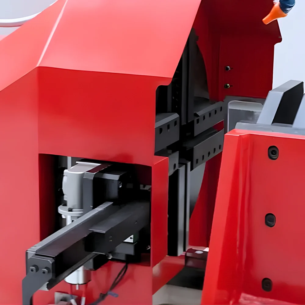 Invändig vy av SB320 rörfasmaskin med automatiskt verktygs- och matningssystem