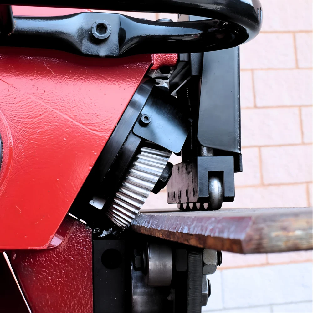 Kantfasmaskin med skärhjul som utför exakt fogberedning och kantfasning av plåt inför svetsning.