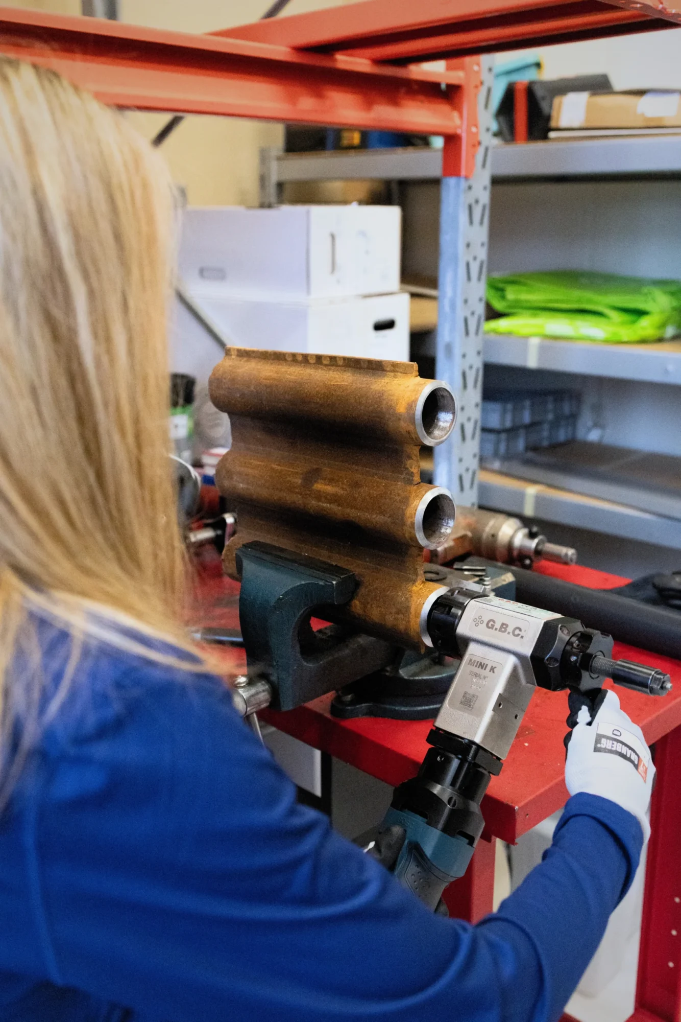 Bearbetning av rörkomponent med industriverktyg i verkstad