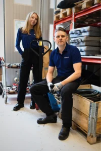 Tubeck medarbetare i lager med industriverktyg och utrustning