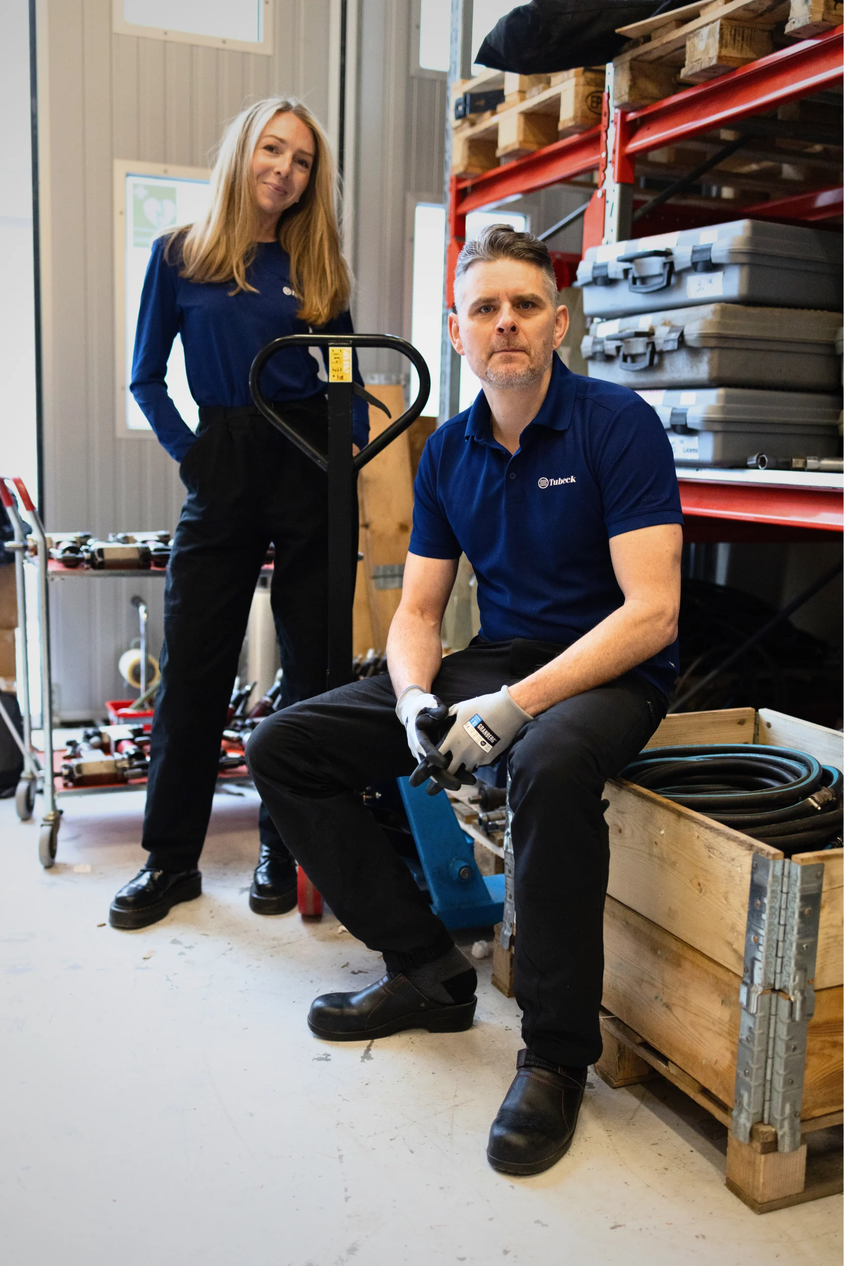 Tubeck medarbetare i lager med industriverktyg och utrustning
