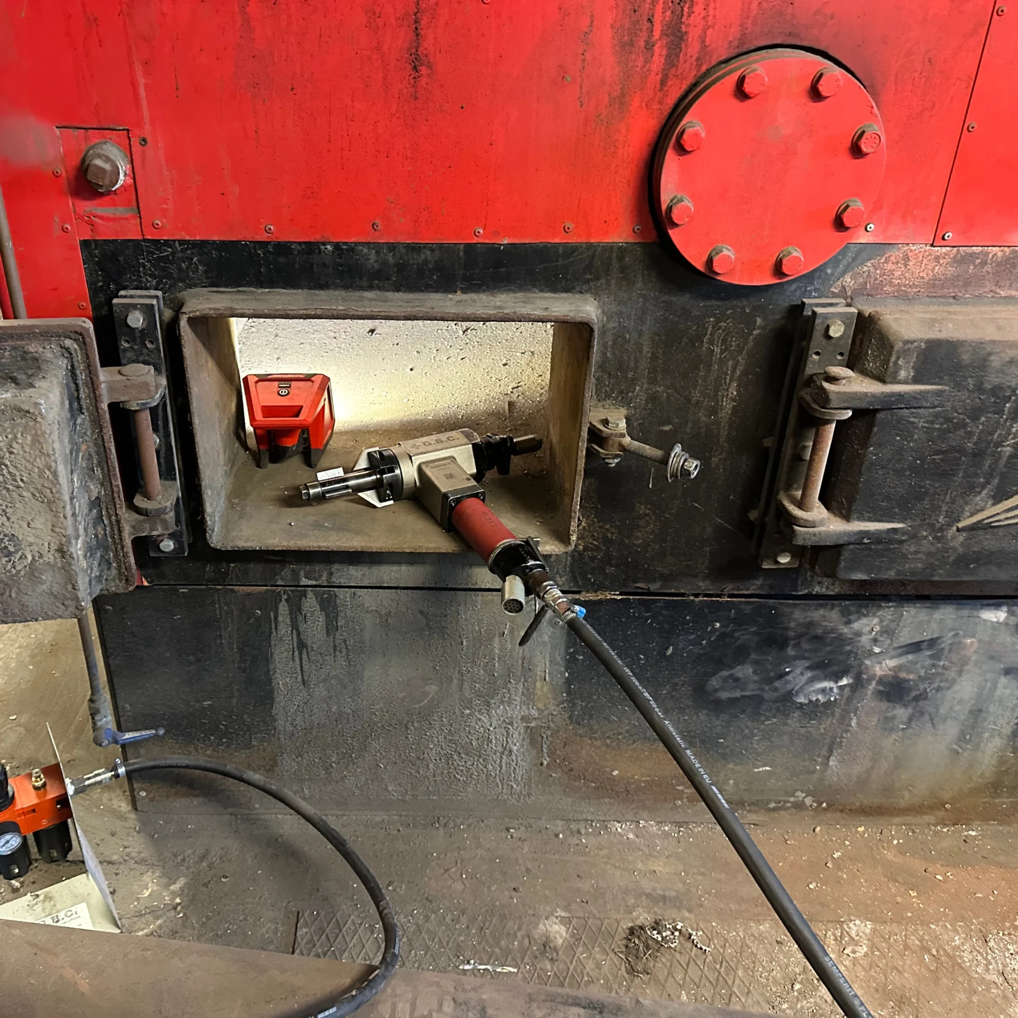 Boiler K rörfasmaskin som fasar tuber inne i panna vid omtubning av värmeväxlare eller ångpanna.