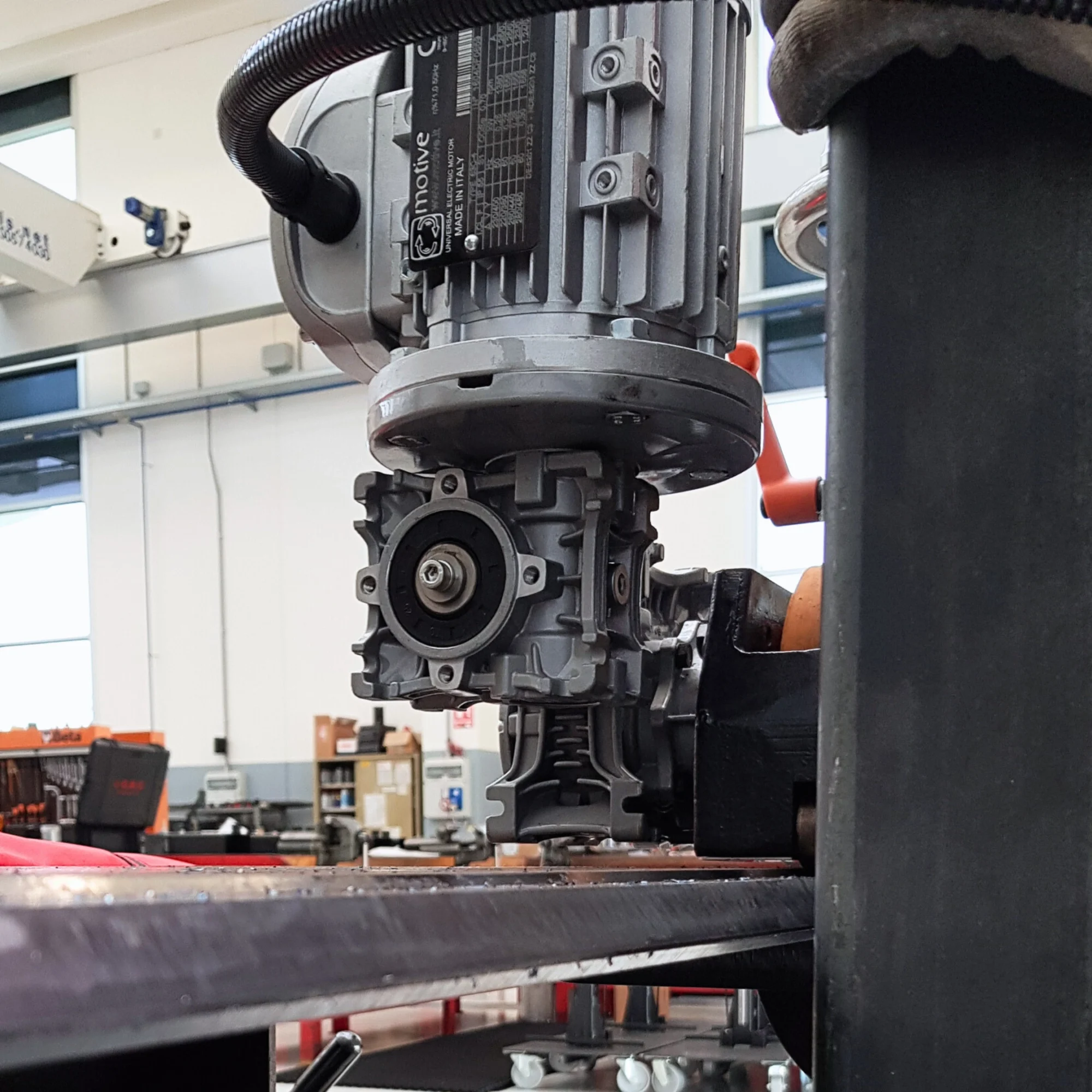 Industriell plåtfasmaskin med elmotor monterad på stålplåt för fogberedning inför svetsning.