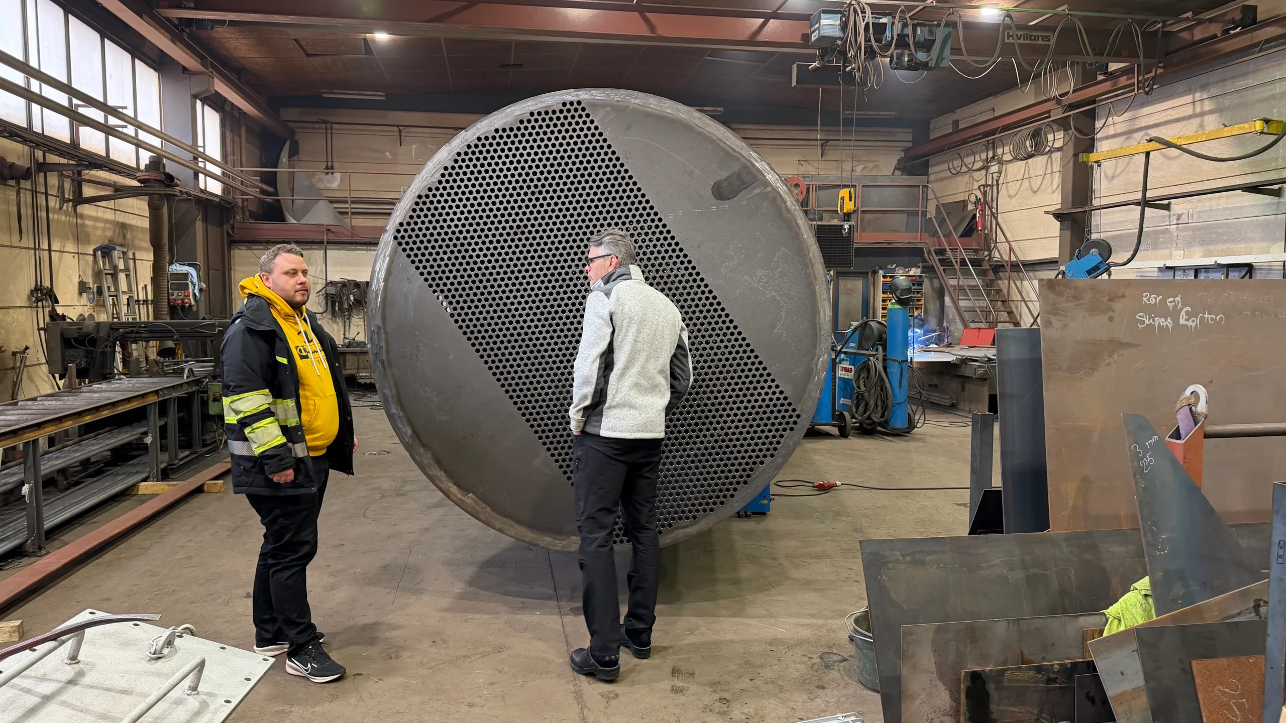 Arbete vid värmeväxlare under omtubning där tubinvalsning planeras och utförs.