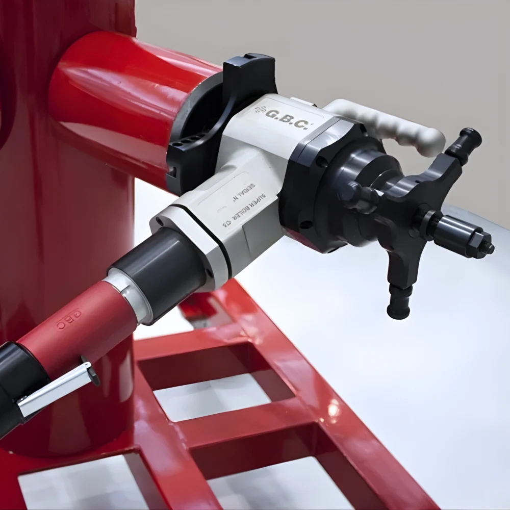 Superboiler T5 handhållen rörfasmaskin monterad på rör i stativ för rörfasning och tubfräsning.