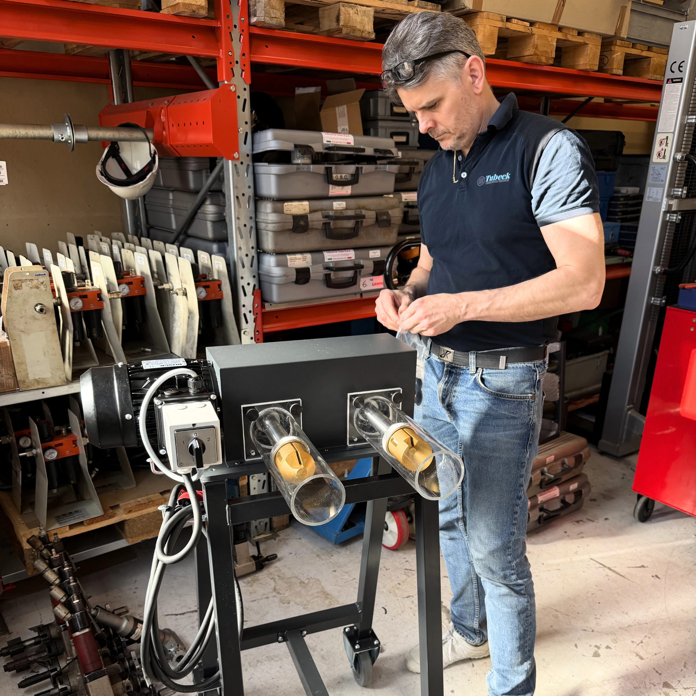 Operatör använder rörgradningsmaskinen Tub-Master från Tubeck för invändig och utvändig gradning av rör i en verkstadsmiljö.
