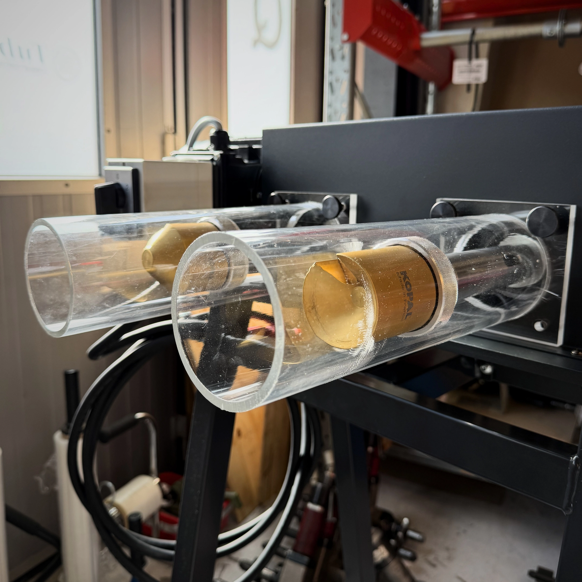 Närbild av Tub-Master rörgradningsmaskin med två roterande spindlar för invändig och utvändig gradning av rör.