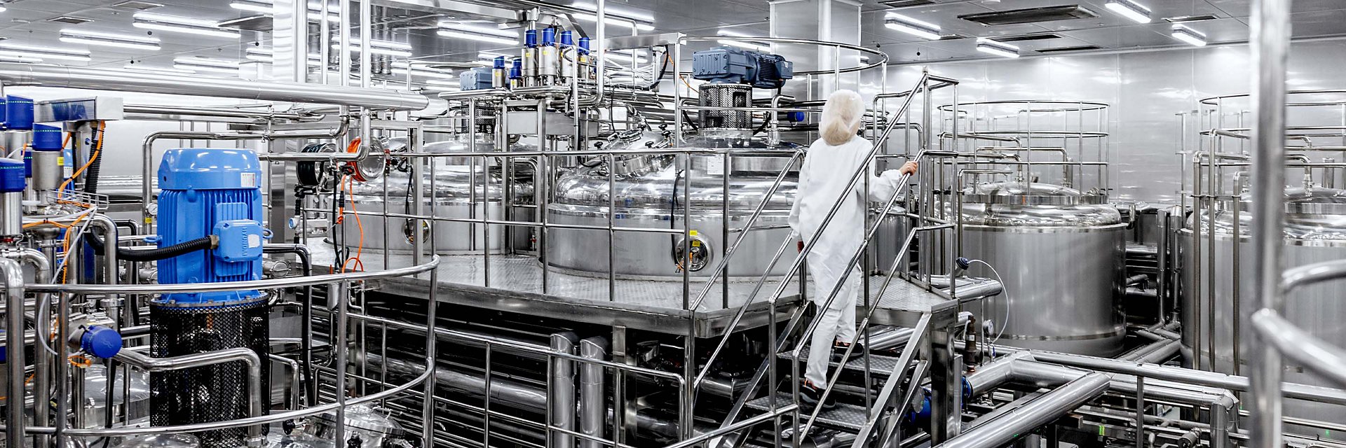 Produktionsmiljö hos Tetra Pak med rostfria rörsystem och processtankar
