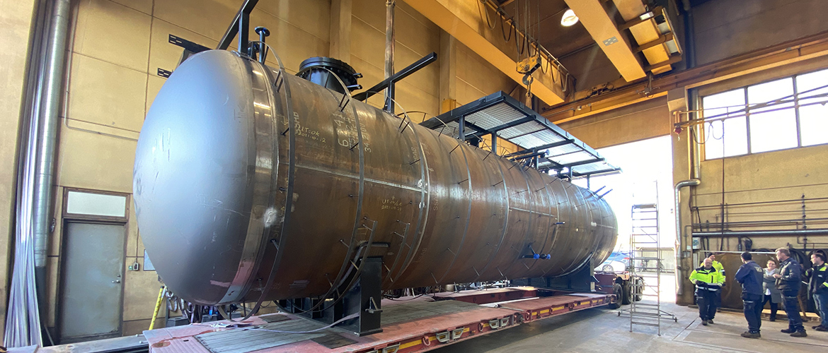 Stor industriell tank i verkstadsmiljö hos VEÅ
