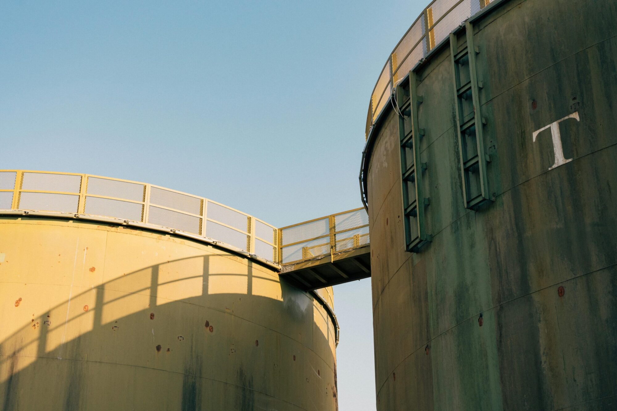 Industriell anläggning med rund tank och teknisk infrastruktur