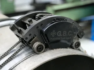 G.B.C. industriverktyg monterat på ett stort metallrör för precisionsbearbetning.